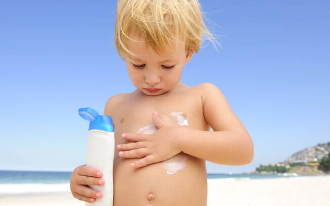 Crianças de pele clara são mais sensíveis à ação dos raios UV e deve-se lembrar de retocar o protetor solar mais vezes