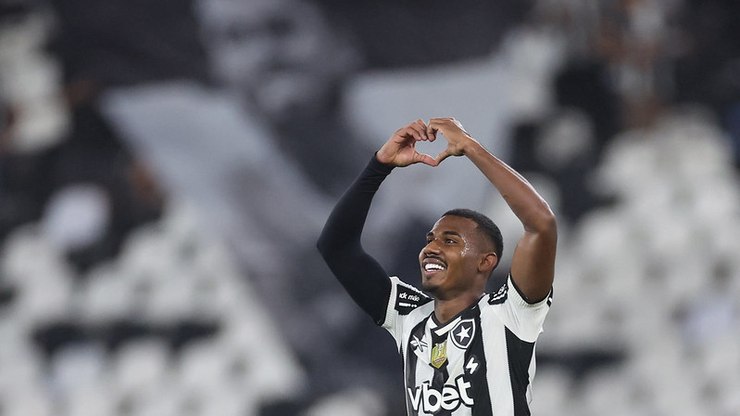 Botafogo goleia o Internacional por 4 a 0 e sobe na tabela