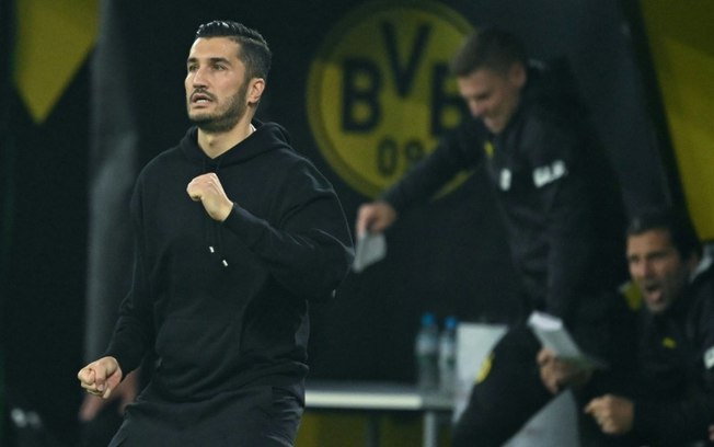 O técnico do Borussia Dortmund, Nuri Sahin, durante jogo contra o St Pauli pelo Campeonato Alemão