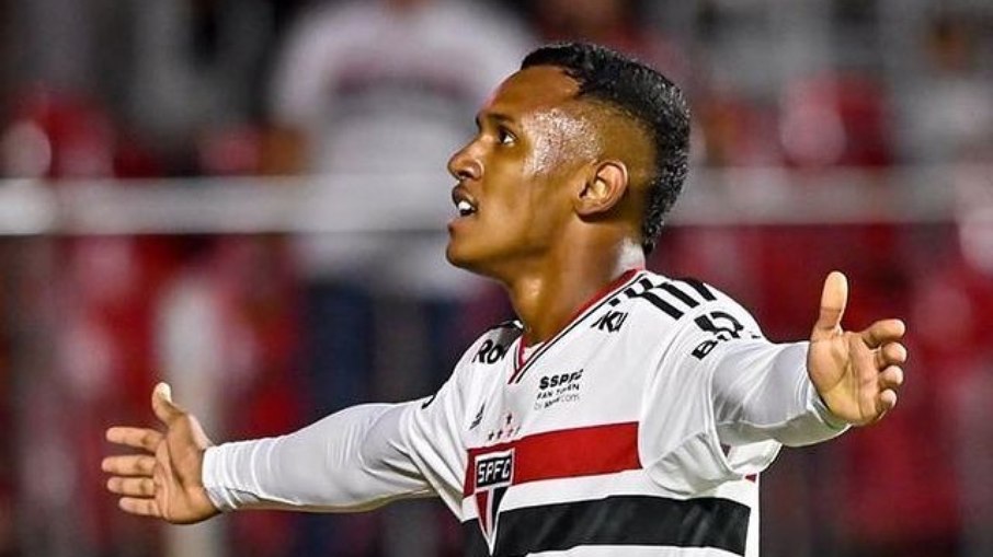 Ex-Saõ Paulo, Marquinhos comemora 2 anos como jogador profissional