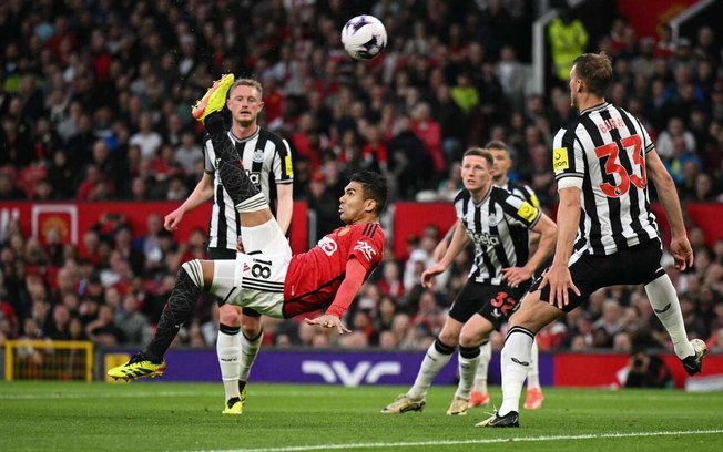 Casemiro acerta uma bicicleta que passa bem perto do gol do Newcastle. Brasileiro joga improvisado como zagueiro e manda bem na vitória do United 