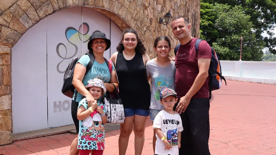 Rafaela, ao centro, de preto e Fernanda, de cinza, aproveitam o dia no Hopi Hari ao lados dos pais e irmãos Rafaela, ao centro, de preto e Fernanda, de cinza, aproveitam o dia no Hopi Hari ao lados dos pais e irmãos