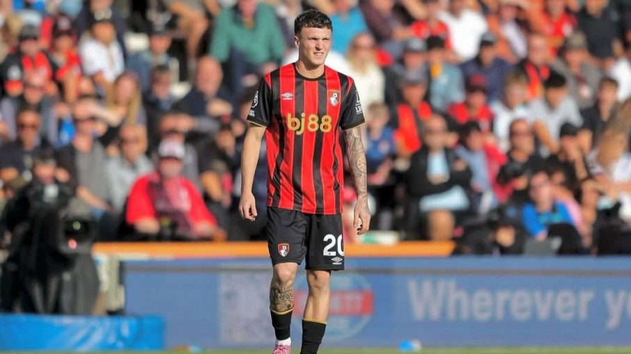 Álex Jiménez foi afastado do Bournemouth após supostas conversas com menor de idade