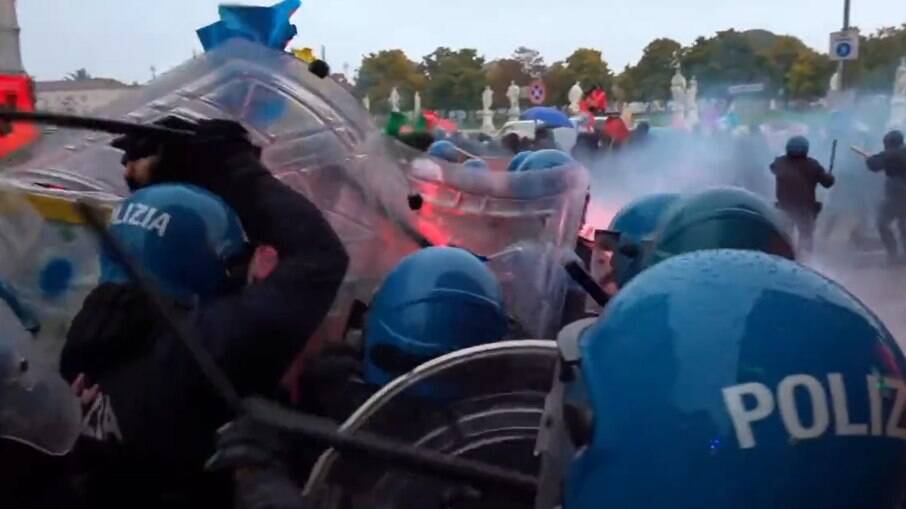Polícia italiana reprime manifestação anti-Bolsonaro