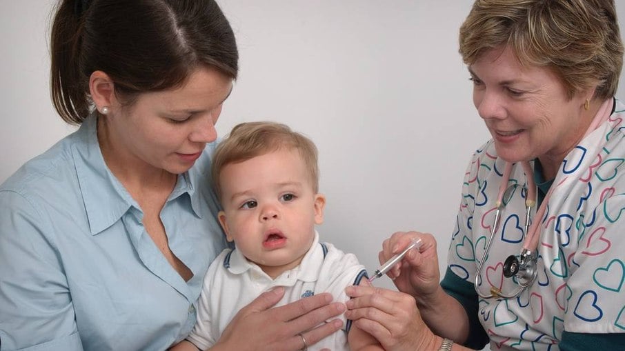 Pediatra aplica vacina em criança pequena nos EUA 