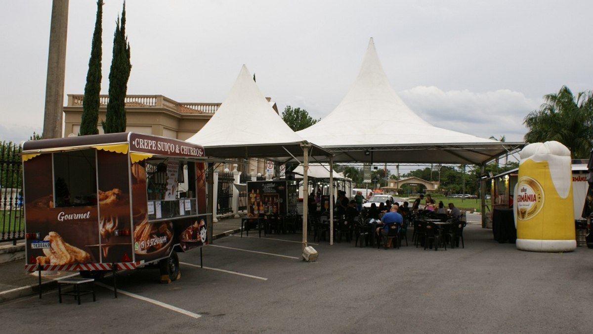 Praça de alimentação montada na área externa do Memorial do Imigrante 'Tuto Gasparini'