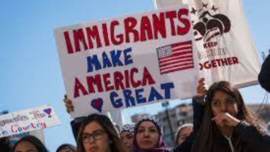 A política de imigração de Donald Trump tem motivados vários protestos pelos EUA A política de imigração de Donald Trump tem motivados vários protestos pelos EUA