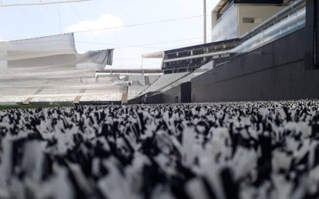 A Arena Corinthians terá o entorno do campo com grama em preto e branco