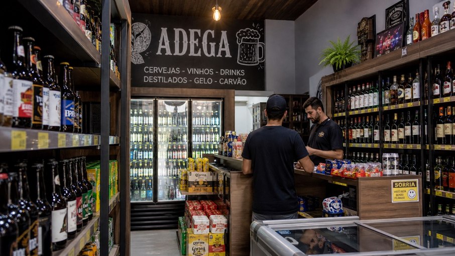 Adegas de bairro oferecem bebidas, gelo e outros produtos e apostam na conveniência para atender consumidores Adegas de bairro oferecem bebidas, gelo e outros produtos e apostam na conveniência para atender consumidores