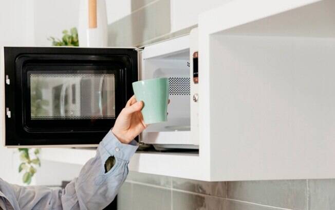 O micro-ondas é um dos aparelhos mais usados na cozinha e, portanto, deve fazer parte das tarefas ao limpar a casa