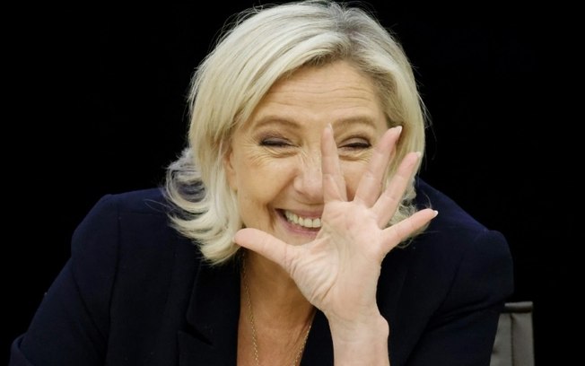 A líder de extrema direita Marine Le Pen gesticula durante uma reunião do grupo parlamentar de seu partido Reagrupamento Nacional (RN) na Assembleia Nacional Francesa (Câmara Baixa) em Paris, em 15 de setembro de 2024