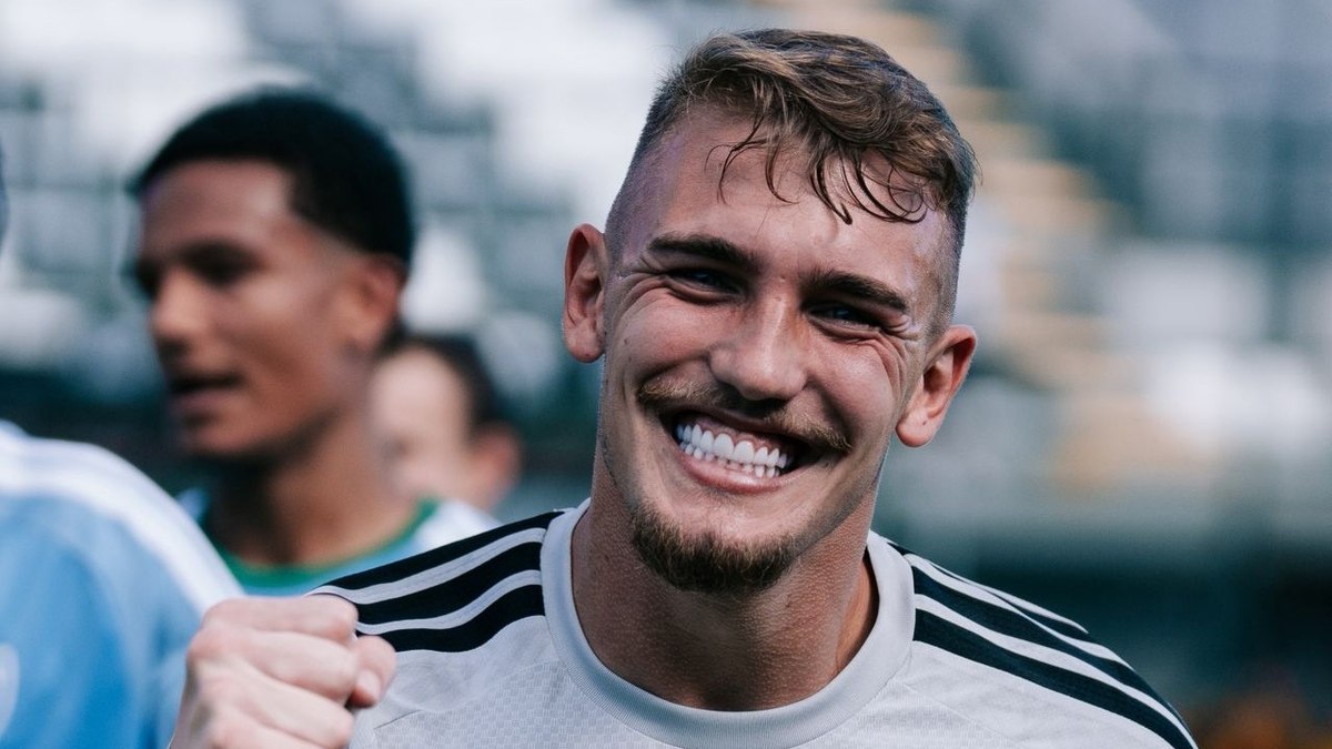 Ex-Botafogo, Léo Linck é destaque e tem defesa premiada em Portugal Ex-Botafogo, Léo Linck é destaque e tem defesa premiada em Portugal