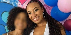 Homem é preso após esfaquear esposa na frente das filhas