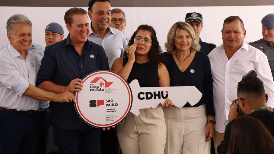 Moradora se emociona ao receber a chave das autoridades