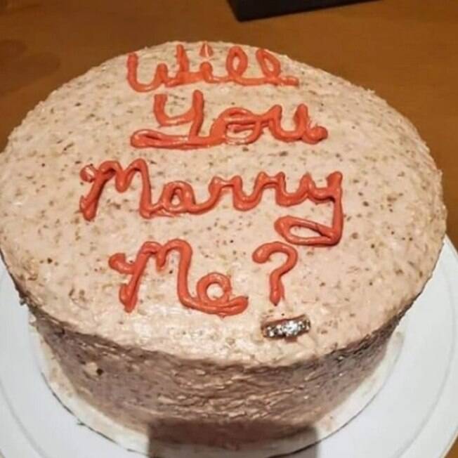 bolo com escrito will you mary me