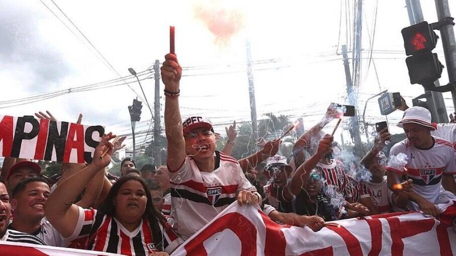 Torcedores do São Paulo fazem festa no entorno do Morumbi