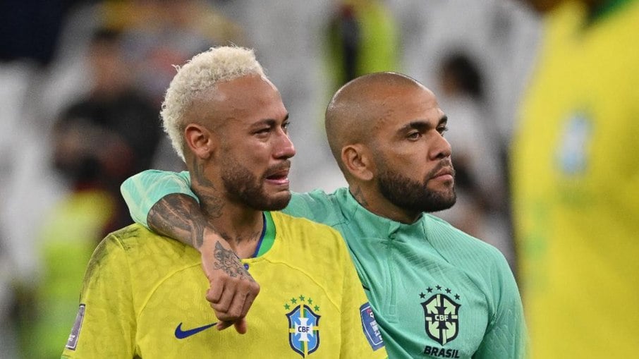 Pai de Neymar está ajudando a pagar defesa de Daniel Alves