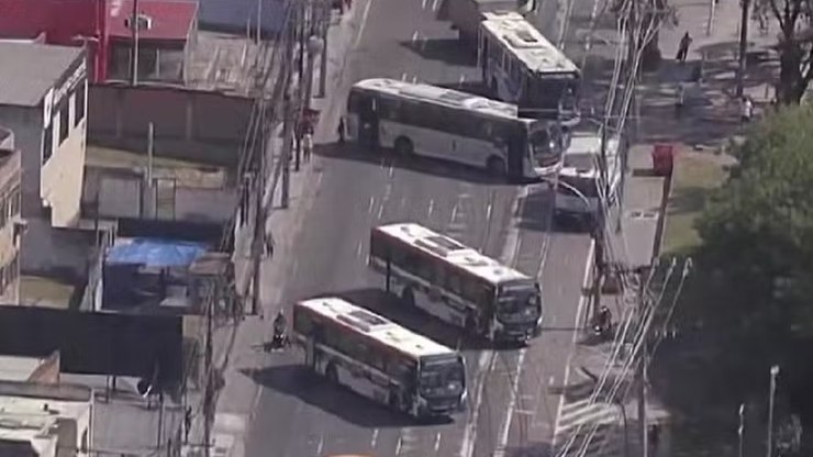 Ônibus são sequestrados e usados de barricada na zona norte do RJ