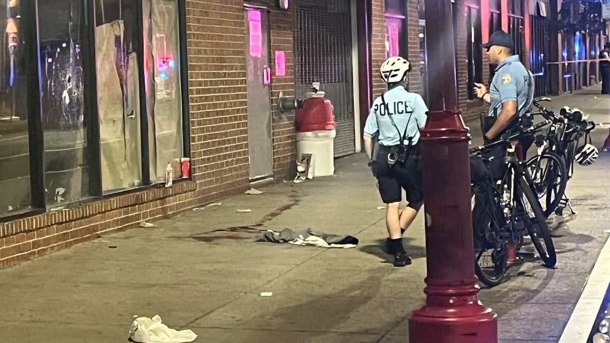 Tiroteio no centro da Filadélfia, nos EUA, deixa mortos, diz polícia: 'Várias pessoas atirando na multidão'