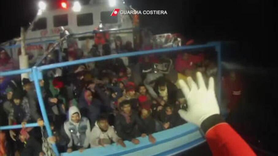 Barco com 280 migrantes a bordo atracou na ilha italiana (foto: ANSA)