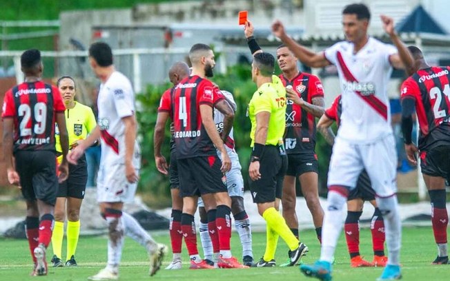 Vitória tem dois expulsos no Barradão