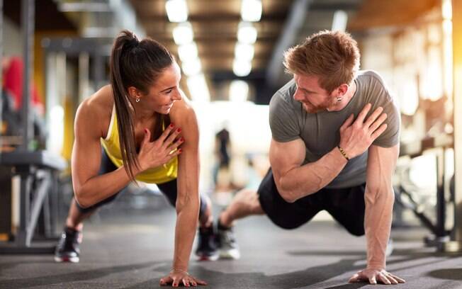 Fazer exercícios em casal pode ser algo motivador 