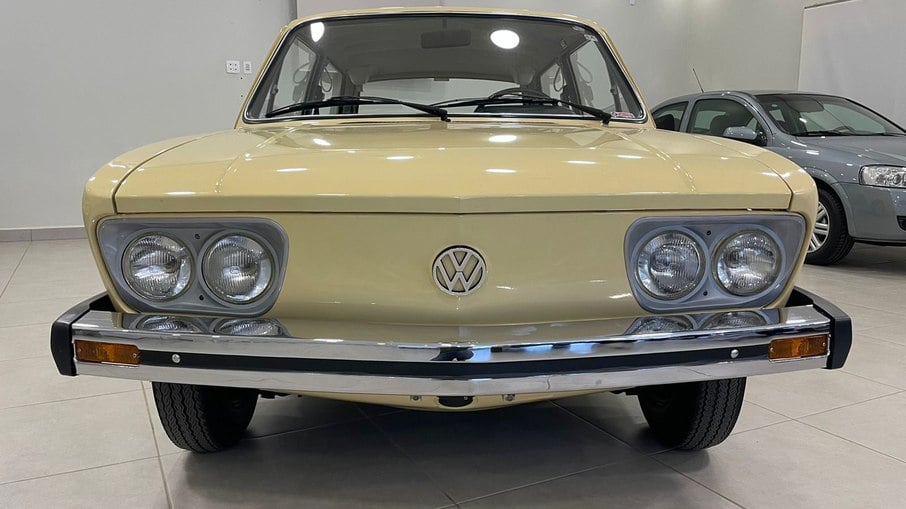 VW Brasilia na cor bege Alabastro preserva absolutamente tudo original de fábrica