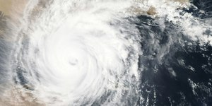 Ciclone extratropical ameaça carros com granizo e ventania