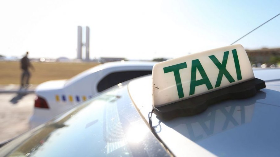 Governo vai pagar '13º' do auxílio a taxistas e antecipar pagamento a caminhoneiros