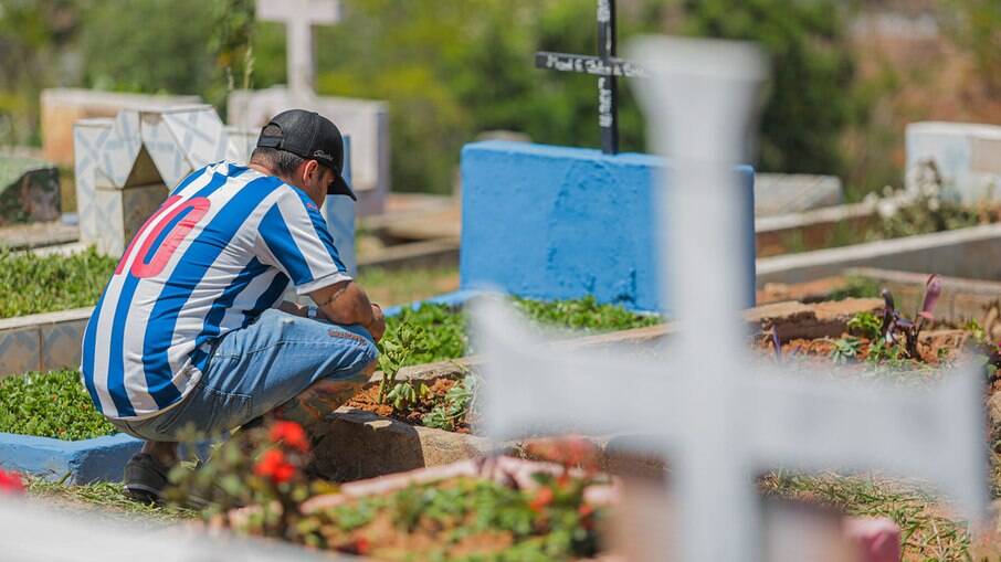  Filho enterra própria mãe por falta de coveiro em cemitério na Paraíba 