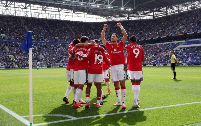 Matheus Cunha, do Manchester United, disputa a bola com George, do Everton