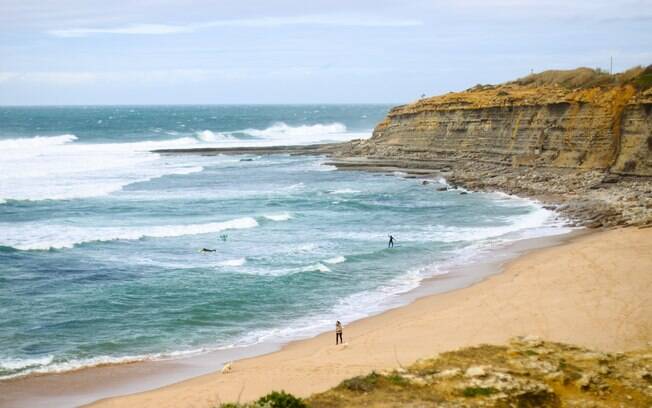 As ondas de Ericeira são conhecidas entre os surfistas, que adoram aproveitar a agitação das águas dessa região