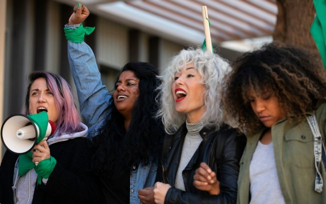 Data celebra o voto e a participação feminina na política