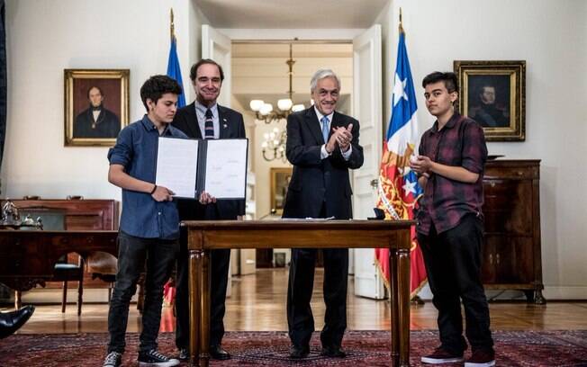 Presidente do Chile, Sebastian Piñera promulgou uma lei que autoriza mudança de sexo em documentos de identidade
