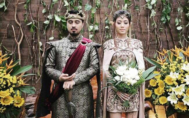 Em casamento inspirado em Game of Thrones, noivos se vestem de rei Joffrey Baratheon e  rainha elfa Galadriel 