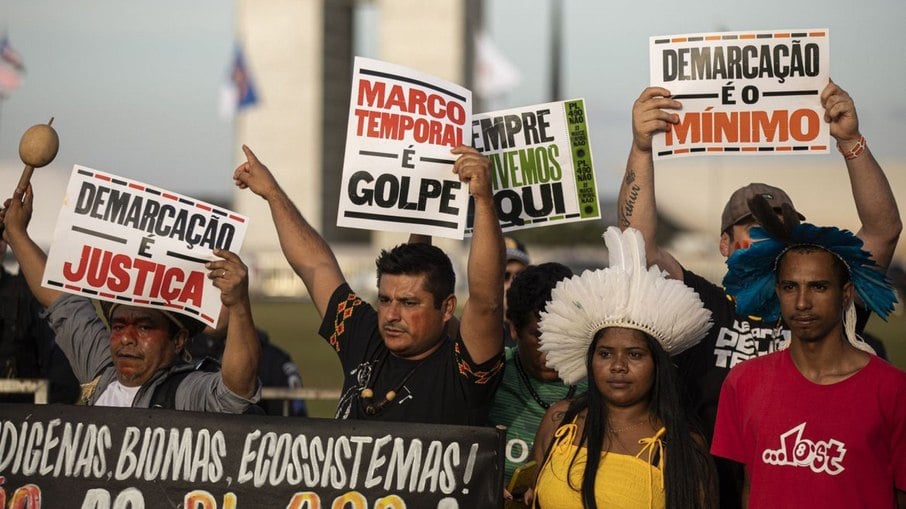 Indígenas protestando contra o Marco Temporal