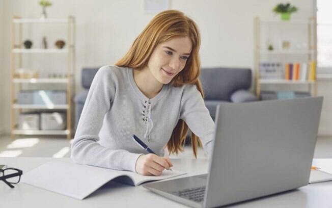 Blog de educação financeira auxilia consumidores brasileiros com suas finanças