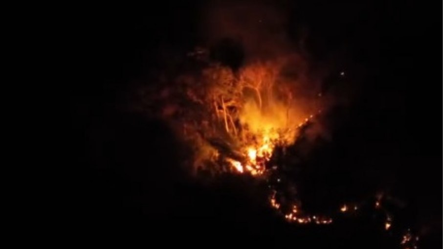 Incêndio há 48 horas em Caraguatatuba mobiliza helicóptero Incêndio há 48 horas em Caraguatatuba mobiliza helicóptero