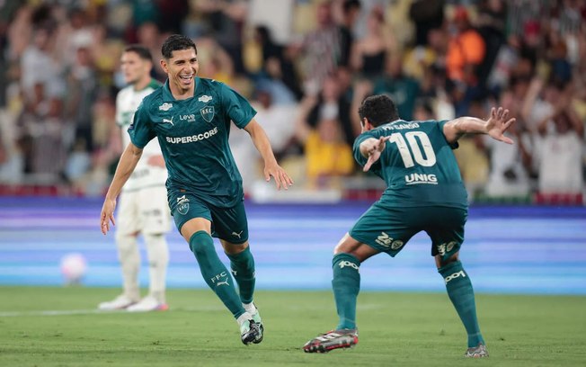 Savarino marcou três gols na vitória do Fluminense