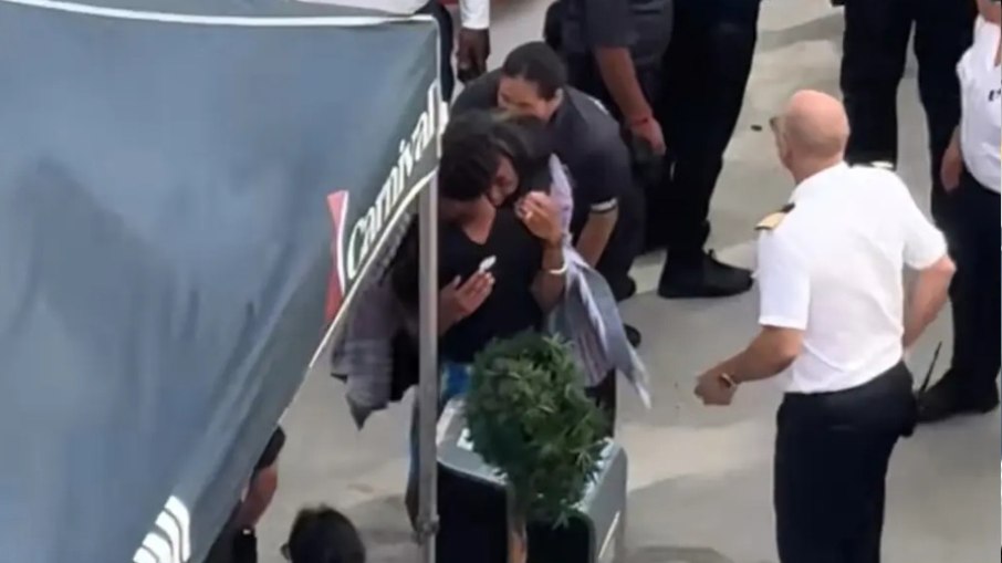 Mãe pula de cruzeiro para salvar vida de filho que caiu no mar