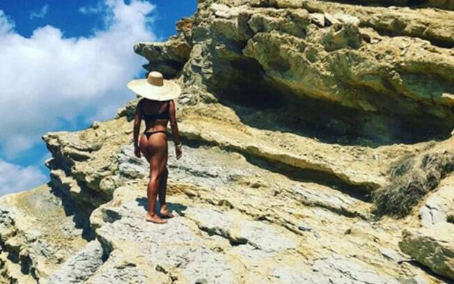 Juliana Paes exibe corpão em dia durante suas férias em Ibiza