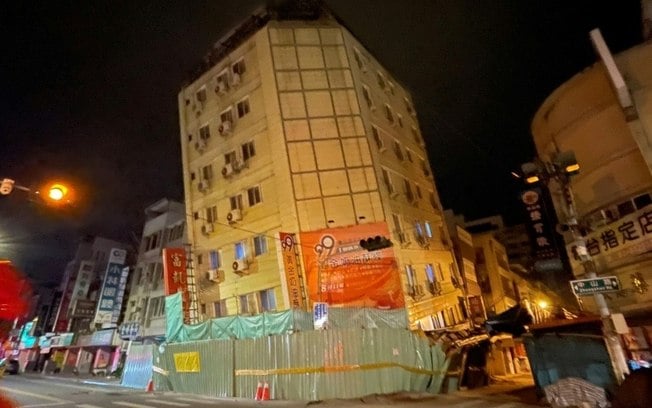 Hotel que ficou inclinado após o forte terremoto do início de abril. O bairro foi evacuado de maneira preventiva após um novo tremor em 23 de abril de 2024