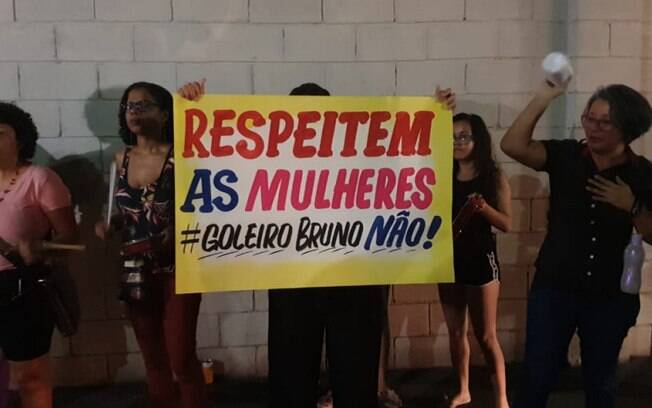 Torcedoras protestaram contra a contratação do goleiro Bruno