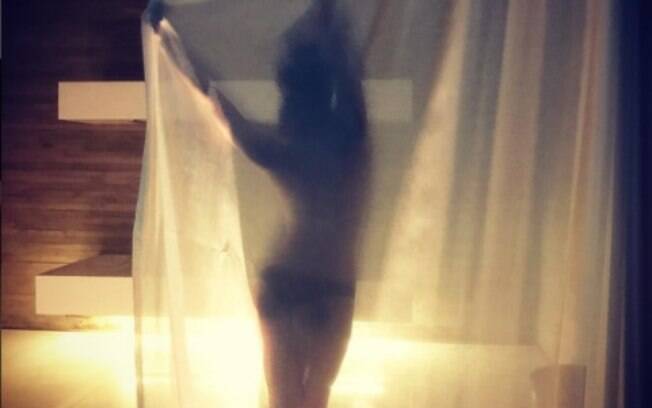 Giovanna Ewbank leva fãs à loucura ao posar só de calcinha por trás de cortina transparente. Foto: Reprodução/Instagram