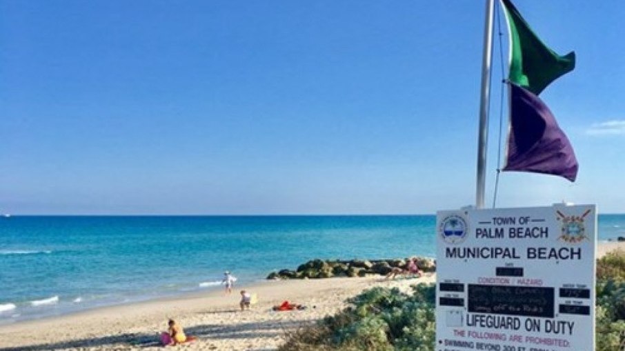 O aviso da placa vale para a Municipal Beach e o Parque Dubois, em Júpiter, mas autoridades recomendam cautela também em outras praias da região O aviso da placa vale para a Municipal Beach e o Parque Dubois, em Júpiter, mas autoridades recomendam cautela também em outras praias da região