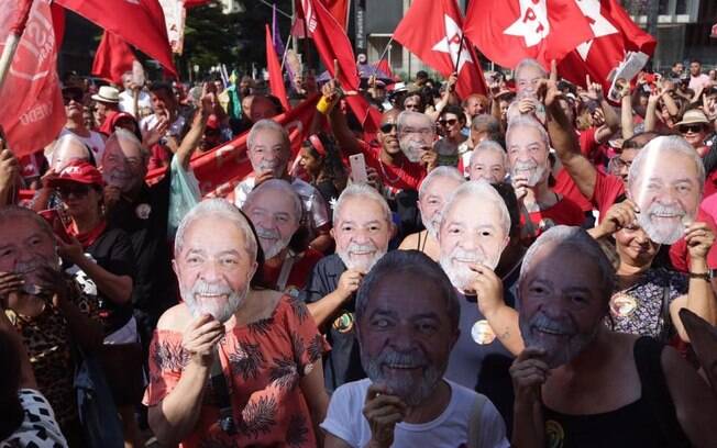 Segundo os organizadores, a manifestação buscou denunciar falhas no processo que levou à prisão do ex-presidente Segundo os organizadores, a manifestação buscou denunciar falhas no processo que levou à prisão do ex-presidente
