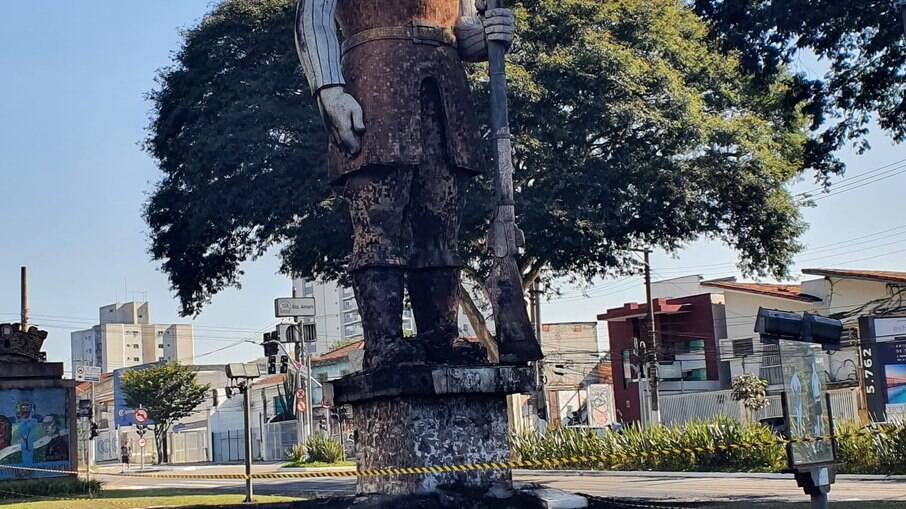 VÍDEO: Em dia de manifestações, grupo ateia fogo na estátua de Borba