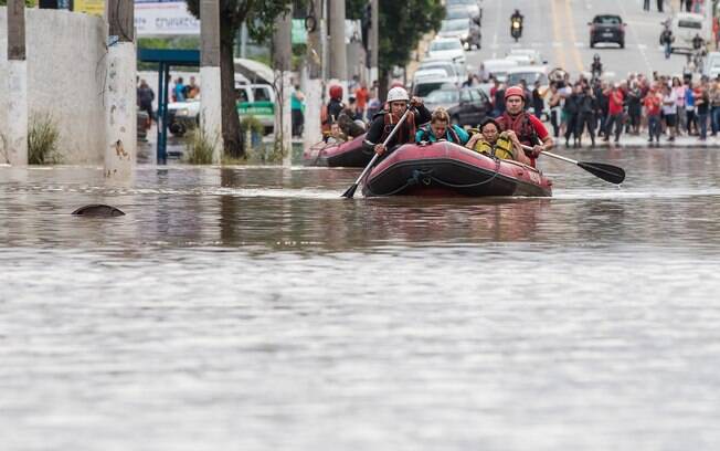 Corpo de Bombeiros usou botes para resgatar pessoas ilhadas em enchentes na grande São Paulo após chuvas