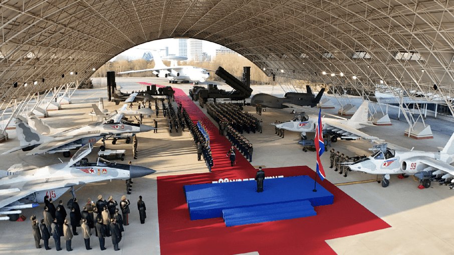 Evento apresenta novos mísseis norte-coreanos.