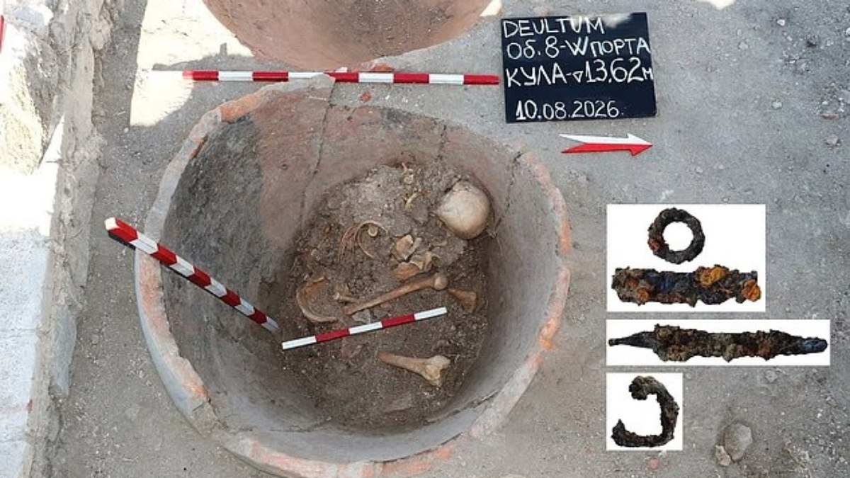 Esqueleto romano é achado após 1.600 anos escondido em jarro - Foto